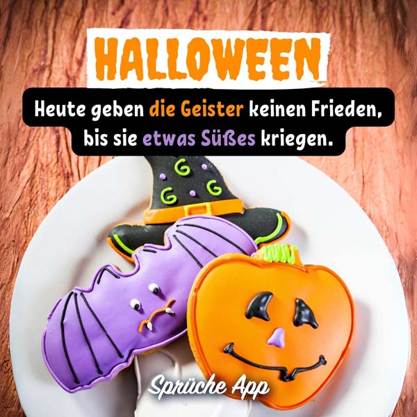 Kekse mit Halloween-Motiven mit Spruch "Heute geben die Geister keinen Frieden, bis sie etwas Süßes kriegen."