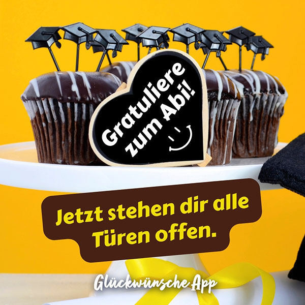 Muffins mit Doktorhut-Dekoration und Grüßen: „Gratuliere zum Abi! Jetzt stehen dir alle Türen offen."