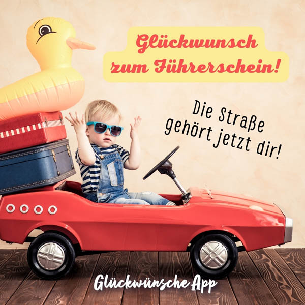 Kind im Spielzeugauto mit Glückwünschen: „Glückwunsch zum Führerschein! Die Straße gehört jetzt dir!"