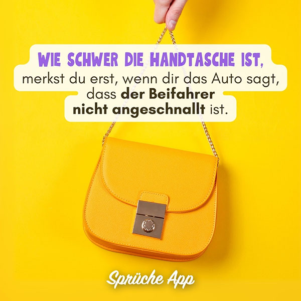 Frauenhand, die gelbe Handtasche hält und lustigem Spruch: „Wie schwer die Handtasche ist, merkst du erst, wenn dir das Auto sagt, dass der Beifahrer nicht angeschnallt ist."