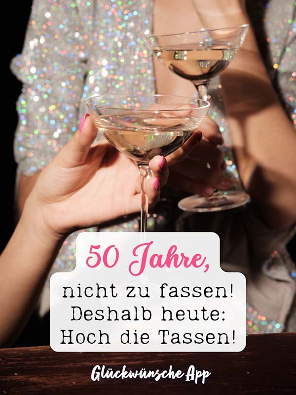 Zwei Frauen, die mit Prosecco-Gläser anstoßen und Spruch zum 50. Geburtstag: „50 Jahre, nicht zu fassen! Deshalb heute: Hoch die Tassen!"