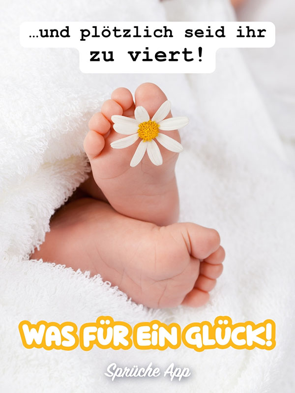 Nahaufnahme von Babyfüßen, die in ein weißes Handtuch gewickelt sind, mit einer kleinen Gänseblümchenblüte zwischen den Zehenund Text: „… und plötzlich seid ihr zu viert! Was für ein Glück!“