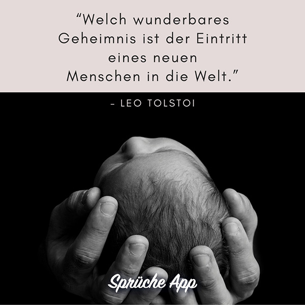 Schwarzweißbild eines Erwachsenen, der den Kopf eines Neugeborenen sanft mit den Händen wiegt mit Zitat: „Welches wunderbare Geheimnis ist der Eintritt eines neuen Menschen in die Welt.“ von Leo Tolstoi