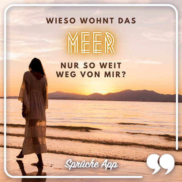 Frau am Strand im Sonnenuntergang mit Spruch: „Wieso wohnt das Meer nur so weit weg von mir?"