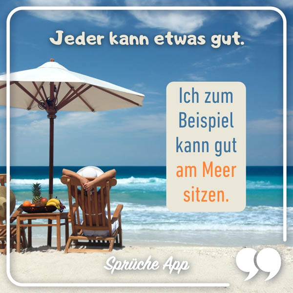 Frau, die am Meer sitzt mit Spruch: „Jeder kann etwas gut. Ich zum Beispiel kann gut am Meer sitzen."