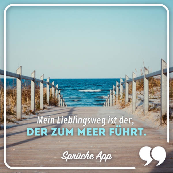 Weg aus Holz, der zum Meer führt mit Spruch: „Mein Lieblingsweg ist der, der zum Meer führt."