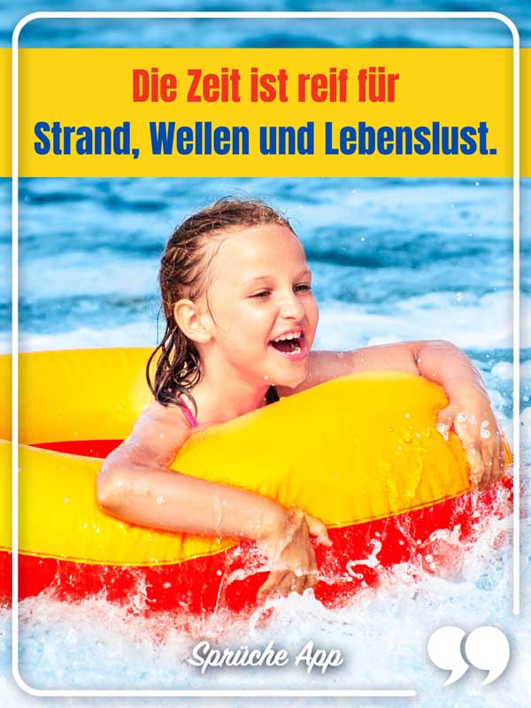 Kind, dass auf Luftmatratze im Wasser spielt mit Spruch: „Die Zeit ist reif für Strand, Wellen und Lebenslust."