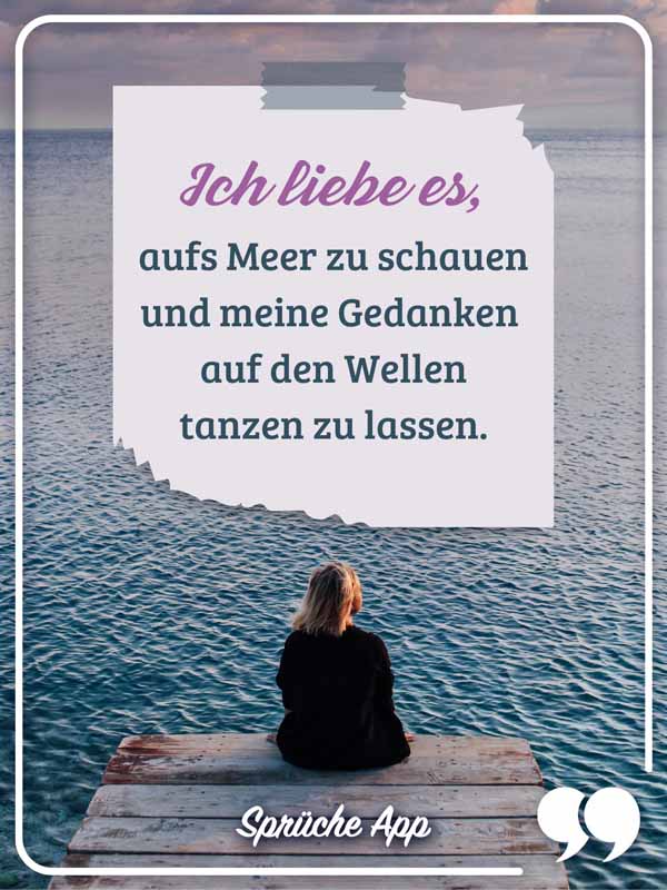 Frau, die auf einem Holzsteg am Meer sitzt mit Text: „Ich liebe es, aufs Meer zu schauen und meine Gedanken auf den Wellen tanzen zu lassen."