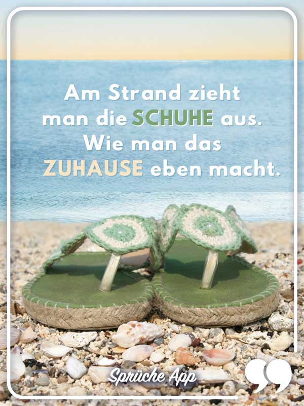 Flip-Flops am Strand mit Spruch: „Am Strand zieht man die Schuhe aus. Wie man das Zuhause eben macht."