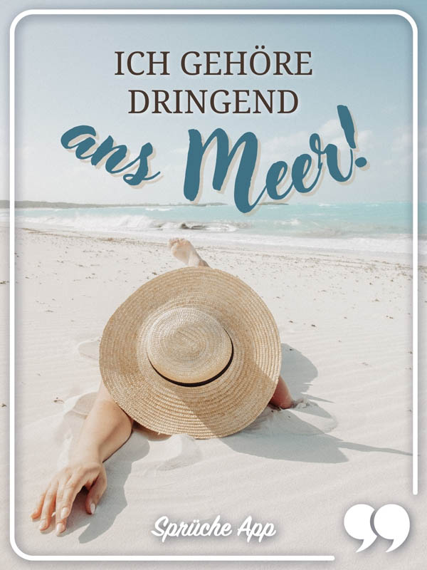 Frau mit Strohhut, der im Sand liegt mit Spruch: „Ich gehöre dringend ans Meer!"