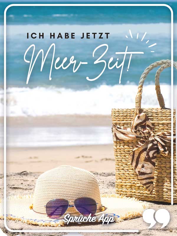 Strohhut und Strohtasche am Strand mit Spruch: „Ich habe jetzt Meer-Zeit!"