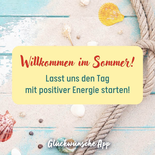 Sand und Muscheln auf Holz mit Text: „Willkommen im Sommer! Lasst uns den Tag mit positiver Energie starten!"