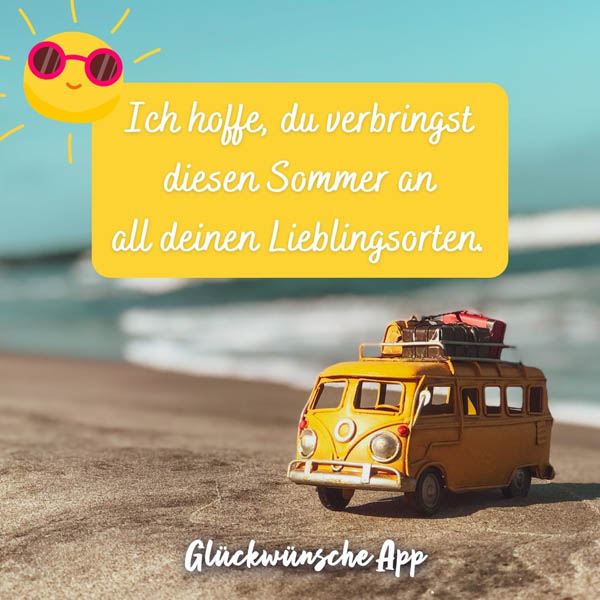 Spielzeugauto am Strand mit Gruß: „Ich hoffe, du verbringst diesen Sommer an all deinen Lieblingsorten."