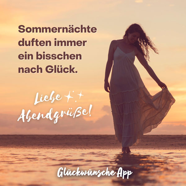 Frau am Strand im Sonnenuntergang mit Grüße: „Sommernächte duften immer ein bisschen nach Glück. Liebe Abendgrüße!"