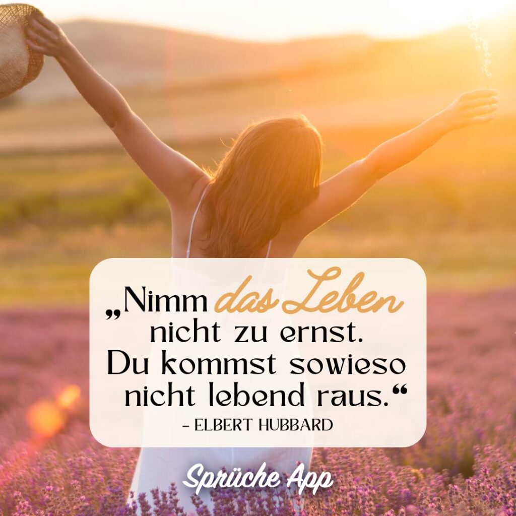 Frau, die auf einem Feld die Arme in die Luft streckt und Zitat: „Nimm das Leben nicht zu ernst. Du kommst sowieso nicht lebend raus." von Elbert Hubbard