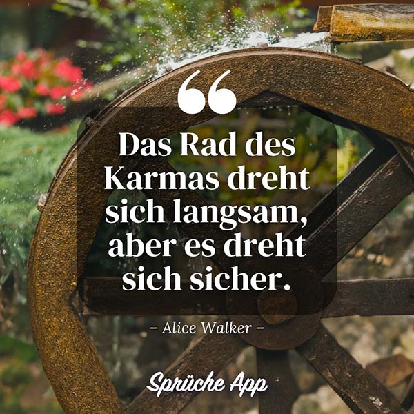 Wasserrad in einem Garten mit Zitat: „Das Rad des Karmas dreht sich langsam, aber es dreht sich sicher.“ von Alice Walker