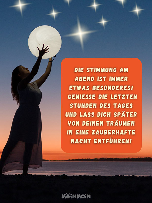 Frau in der Nacht, die ein Mond-Licht zum Himmel streckt mit Spruch: „Die Stimmung am Abend ist immer etwas Besonderes! Genieße die letzten Stunden des Tages und lass dich später von deinen Träumen in eine zauberhafte Nacht entführen!“