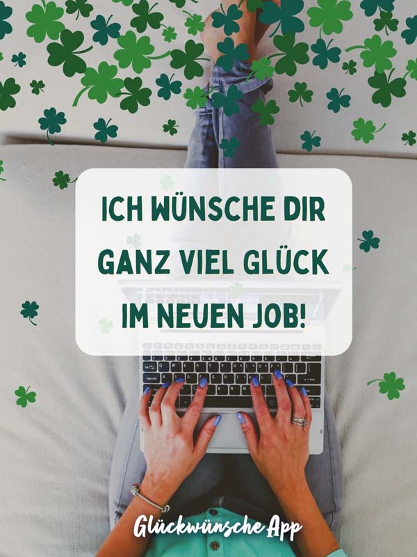 Frau, die auf dem Laptop, der am Schoß liegt, schreibt mit Glückwünsche: „Ich wünsche dir ganz viel Glück im neuen Job!"