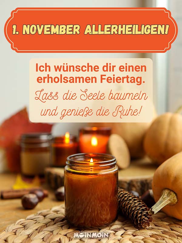 Brennende Kerzen, Kürbisse und Herbst Dekoration auf einem Tisch mit Spruch: „1. November Allerheiligen! Ich wünsche dir einen erholsamen Feiertag. Lass die Seele baumeln und genieße die Ruhe."