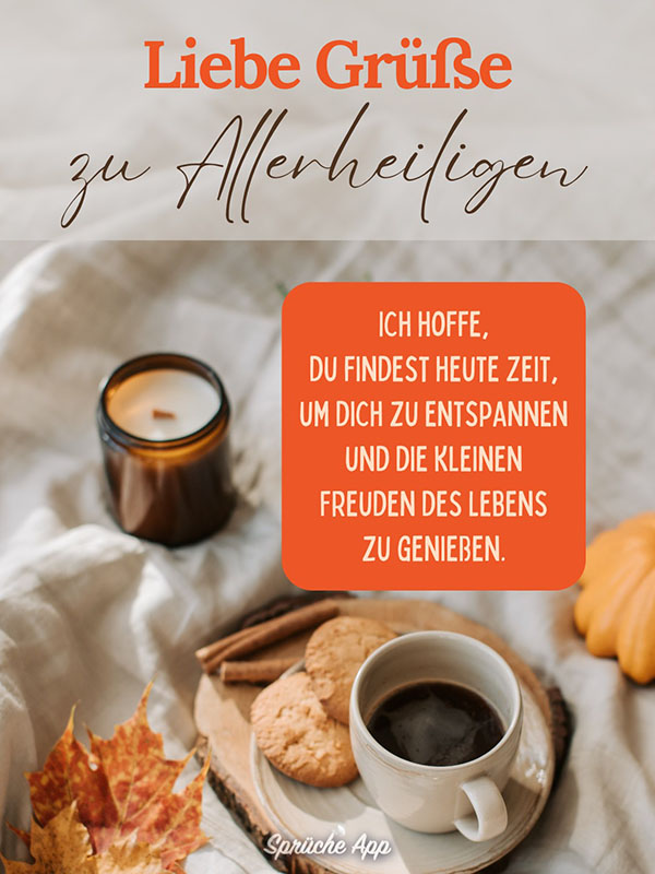 Kaffee und Kekse auf einem Tablett im Bett mit Spruch: „Liebe Grüße zu Allerheiligen! Ich hoffe, du findest heute Zeit, um dich zu entspannen und die kleinen Freuden des Lebens zu genießen.“