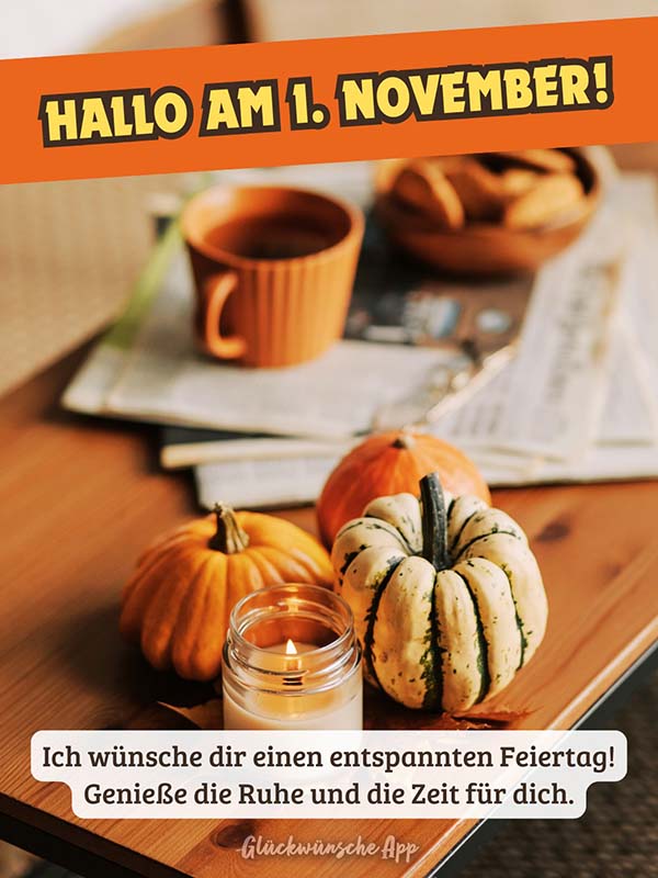 Kürbisse und Kerze auf einem Tisch mit Allerheiligen Spruch: „Hallo am 1. November! Ich wünsche dir einen entspannten Feiertag! Genieße die Ruhe und die Zeit für dich."