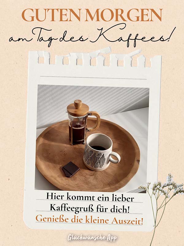 Kaffeetasse auf Holztablett mit Gruß: „Guten Morgen am Tag des Kaffees! Hier kommt ein lieber Kaffeegruß für dich! Genieße die kleine Auszeit!"