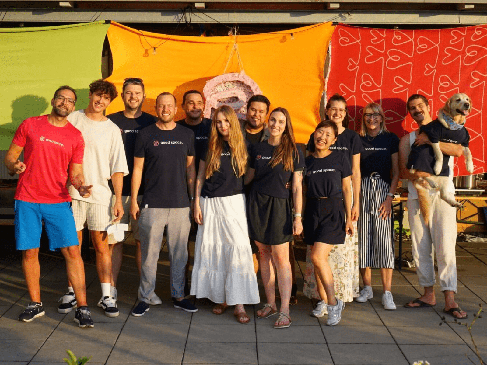 Gruppenbild des good space. Teams auf einer Terrasse 