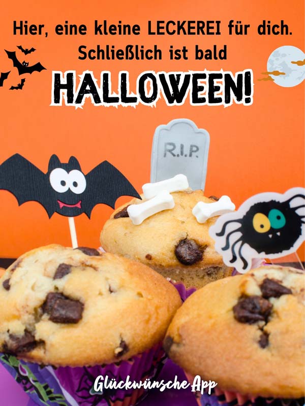 Muffins mit Halloween-Dekoration und Grüße darüber: „Hier, eine kleine Leckerei für dich. 🍬 Schließlich ist bald Halloween!"