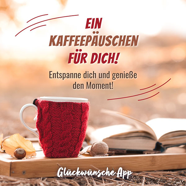 Kaffeetasse und Buch auf einem Tablett in herbstlicher Natur und Text darüber: „Ein Kaffeepäuschen für dich: Entspanne dich und genieße den Moment!"