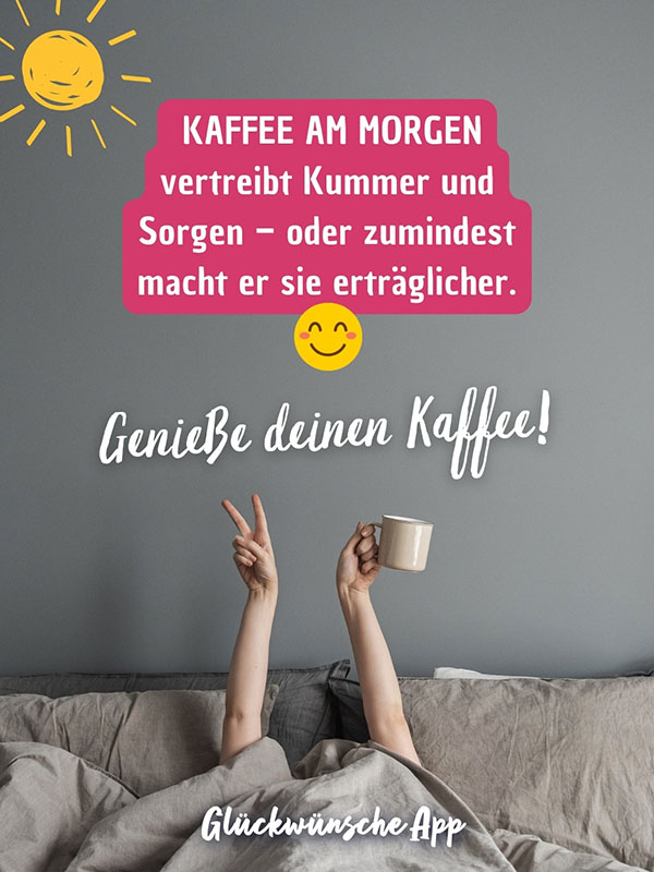 Frau, die unter der Bettdecke liegt und Kaffeetasse in die Luft streckt mit Text darüber: „Kaffee am Morgen vertreibt Kummer und Sorgen – oder zumindest macht er sie erträglicher! Genieße deinen Kaffee!"