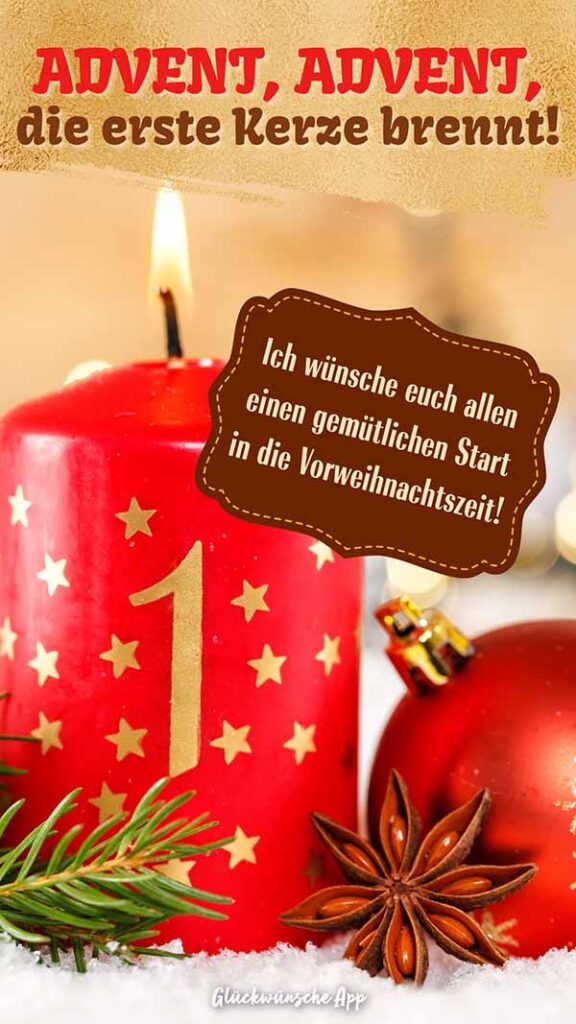 Brennende erste Adventskerze und Weihnachtsdekoration daneben mit Spruch:  „Advent, Advent, die erste Kerze brennt! Ich wünsche euch allen einen gemütlichen Start in die Vorweihnachtszeit!“