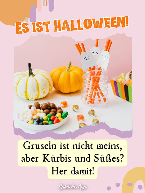 Süßigkeiten und Kürbisse auf einem Tisch mit Anti Halloween Spruch: „Es ist Halloween! Gruseln ist nicht meins, aber Kürbis und Süßes? Her damit!"