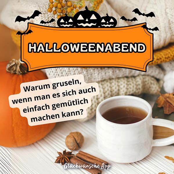 Tasse mit Tee, Kürbis und Anti Halloween Spruch: „Warum gruseln, wenn man es sich auch einfach gemütlich machen kann?“