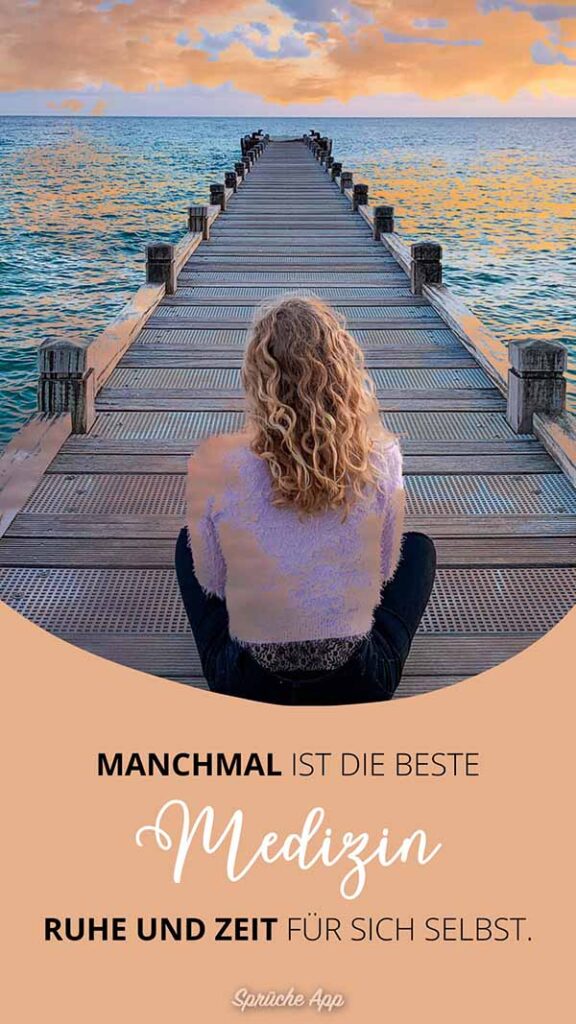 Frau, die auf einem Steg sitzt und auf das Meer hinausblickt mit Spruch darunter: „Manchmal ist die beste Medizin Ruhe und Zeit für sich selbst.“