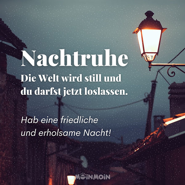 Abendhimmel und leuchtende Laterne mit gute Nacht Spruch: „Nachtruhe: Die Welt wird still und du darfst jetzt loslassen. Hab eine friedliche und erholsame Nacht!“