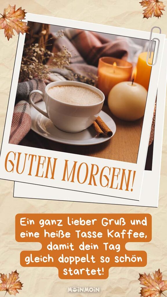 Kaffeetasse und Kerzen auf einem Tisch mit Gruß: „Guten Morgen! Ein ganz lieber Gruß und eine heiße Tasse Kaffee, damit dein Tag gleich doppelt so schön startet!“