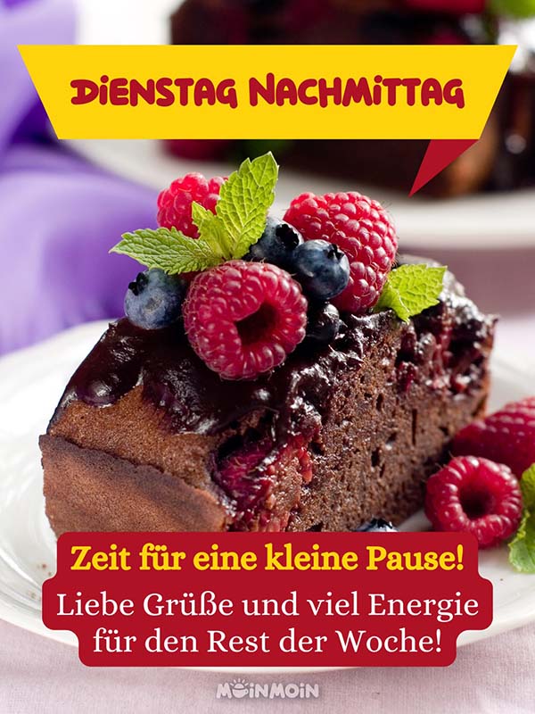 Stück Schokoladenkuchen mit Beeren als Dekoration und Gruß: „Dienstagnachmittag, Zeit für eine kleine Pause! Liebe Grüße und viel Energie für den Rest der Woche.“