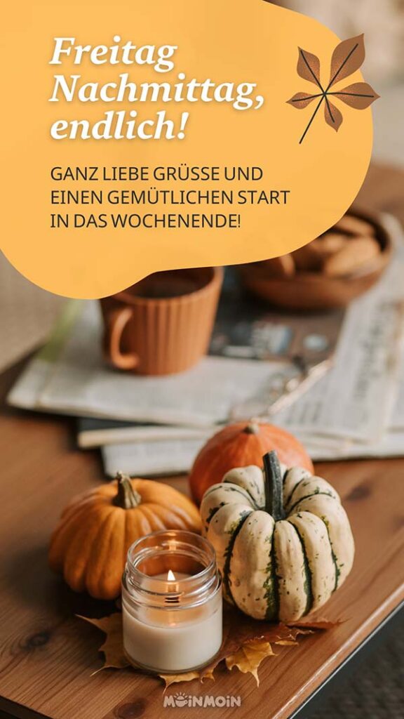 Drei kleine Kürbisse und brennende Kerze auf einem Tisch mit Spruch: „Freitag Nachmittag, endlich! Ganz liebe Grüße und einen gemütlichen Start in das Wochenende!“