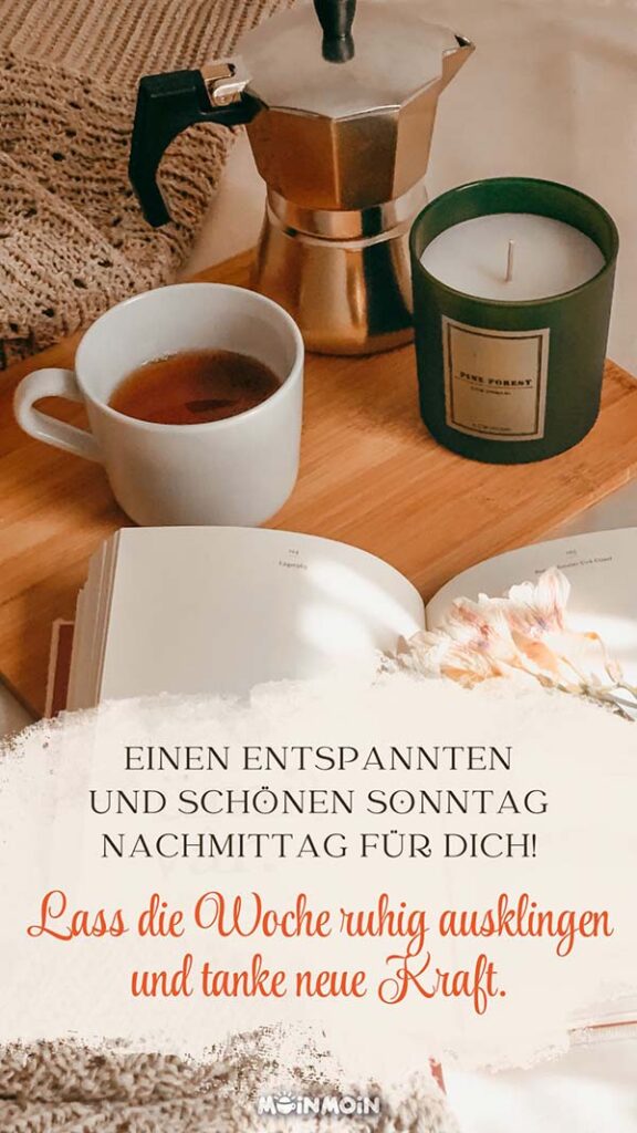 Kaffeetasse, Buch und Kerze auf einem Tisch mit Text: „Einen entspannten und schönen Sonntag Nachmittag für dich! Lass die Woche ruhig ausklingen und tanke neue Kraft.“