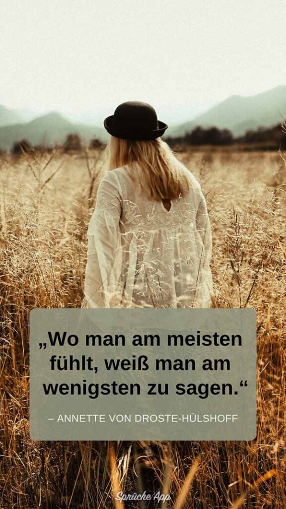 Frau, die auf einem Feld steht mit Zitat von Annette von Droste-Hülshoff: „Wo man am meisten fühlt, weiß man am wenigsten zu sagen."