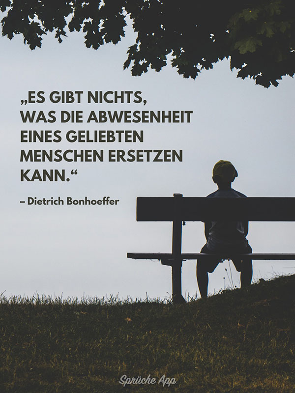 Person die auf einer Parkbank sitzt mit Ziat: „Es gibt nichts, was die Abwesenheit eines geliebten Menschen ersetzen kann." von Dietrich Bonhoeffer