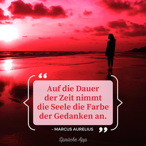 Frau, die im roten Sonnenuntergang auf das Meer blickt mit Zitat: „Auf die Dauer der Zeit nimmt die Seele die Farbe der Gedanken an.“ von Marcus Aurelius