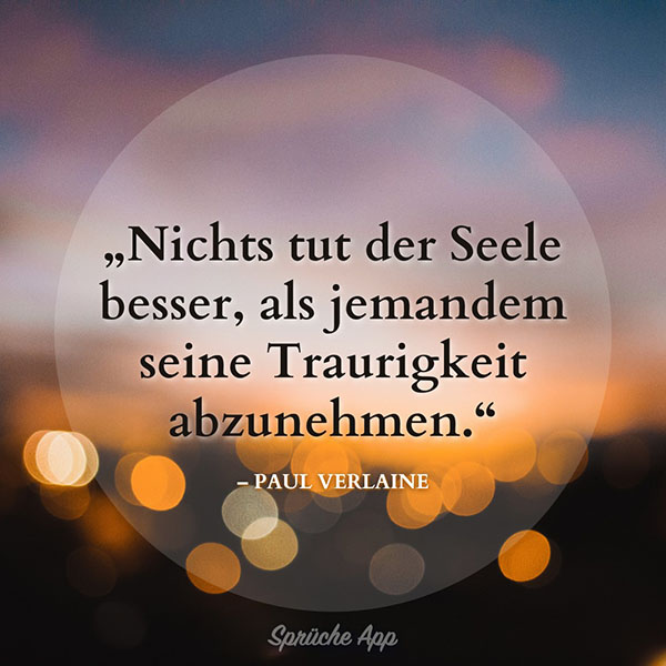 Sonnenuntergang mit Lichtern und Zitat im Vordergrund: „Nichts tut der Seele besser, als jemandem seine Traurigkeit abzunehmen.“ von Paul Verlaine