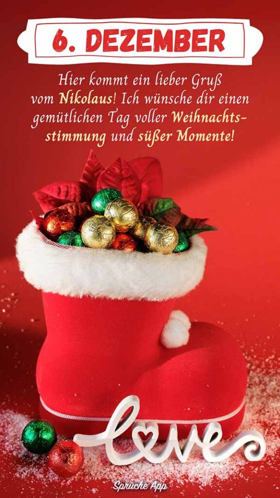 Deko-Nikolausstiefel mit Schokoladenkugel darin und Spruch darüber: „6. Dezember Hier kommt ein lieber Gruß vom Nikolaus! Ich wünsche dir einen gemütlichen Tag voller Weihnachtsstimmung und süßer Momente!“