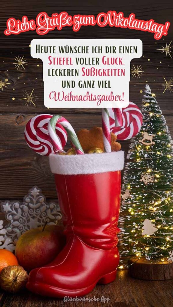 Deko-Nikolausstiefel mit Süßigkeiten darin und Weihnachtsdekoration im Hintergrund Text darüber: „6. Dezember Hier kommt ein lieber Gruß vom Nikolaus! Ich wünsche dir einen gemütlichen Tag voller Weihnachtsstimmung und süßer Momente!“