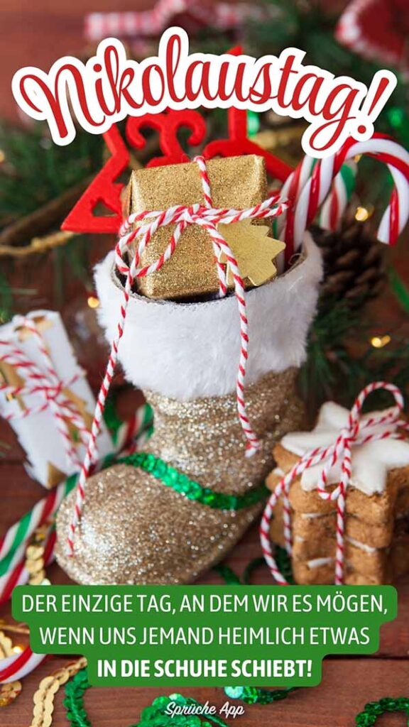 Weihnachtsstiefel gefüllt mit Plätzchen und Dekoration daneben mit Text: „Nikolaustag! Der einzige Tag, an dem wir es mögen, wenn uns jemand heimlich etwas in die Schuhe schiebt!“