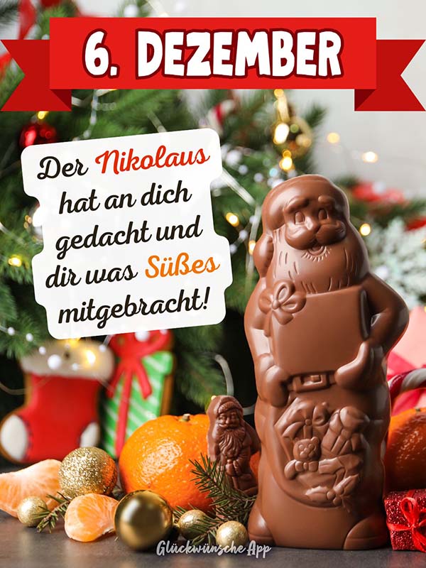 Schoko-Nikolaus und Weihnachtsdekoration dahinter mit Text davor: „Der Nikolaus hat an dich gedacht und dir was Süßes mitgebracht!“