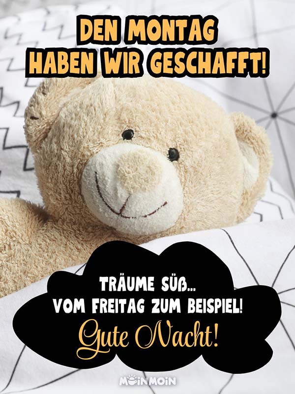 Teddybär unter der Bettdecke mit Grüßen: „Den Montag haben wir geschafft! Träume süß... vom Freitag zum Beispiel! Gute Nacht.“