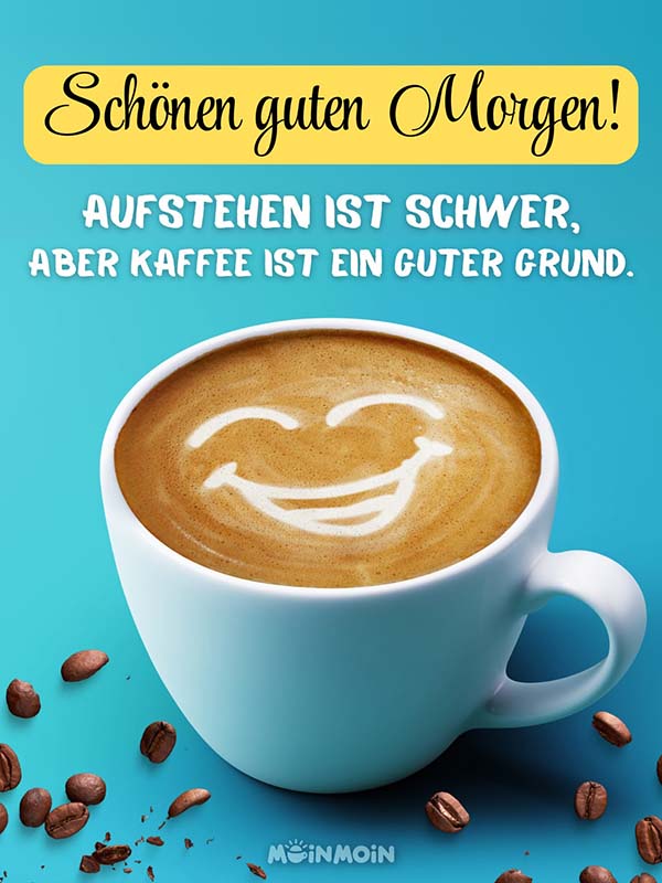 Kaffeetasse mit lachendem Smiley im Milchschaum und Spruch darüber: „Schönen guten Morgen! Aufstehen ist schwer, aber Kaffee ist ein guter Grund.“