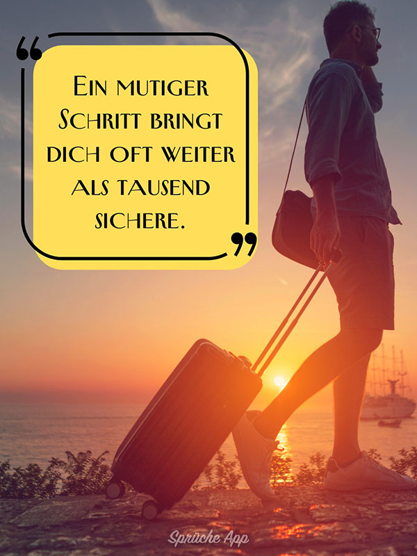 Mann, der mit einem Koffer am Meer entlang geht mit Neuanfang Spruch: „Ein mutiger Schritt bringt dich oft weiter als tausend sichere.“